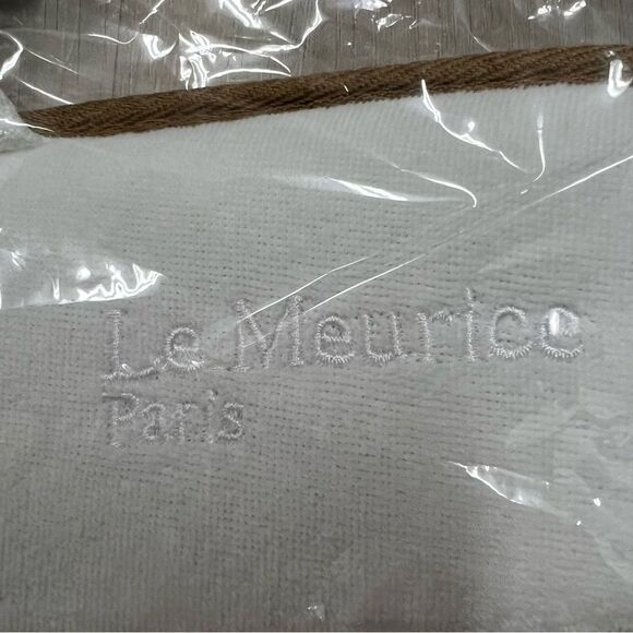 Slippers from Le Meurice Hotel Paris. Mens size M/L. Still in package main image 9